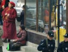 Tibetli bir genç de kendini yaktı Tibetli bir genç de kendini yaktı